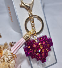 Cargar imagen en el visor de la galería, Llavero Love Fucsia
