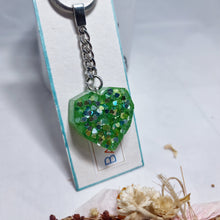 Cargar imagen en el visor de la galería, Llavero Amor Verde
