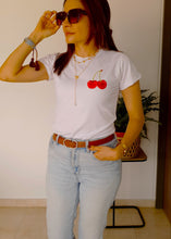 Cargar imagen en el visor de la galería, CAMISETA CEREZA
