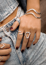 Cargar imagen en el visor de la galería, SET X2 ANILLOS SILUETA By Issa Vásquez
