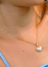 Cargar imagen en el visor de la galería, COLLAR CORAZÓN PERLADO
