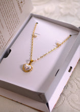 Cargar imagen en el visor de la galería, COLLAR CORAZÓN PERLADO
