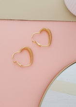 Cargar imagen en el visor de la galería, ARETES DIOSA CORAZON
