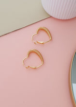 Cargar imagen en el visor de la galería, ARETES DIOSA CORAZON
