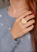 Cargar imagen en el visor de la galería, ANILLO CORAZON BEIGE
