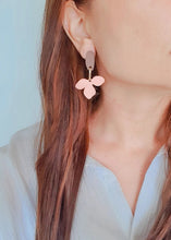Cargar imagen en el visor de la galería, ARETES FLOR
