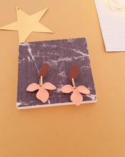 Cargar imagen en el visor de la galería, ARETES FLOR
