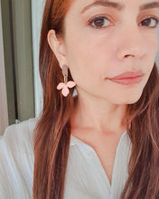 Cargar imagen en el visor de la galería, ARETES FLOR
