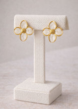 Cargar imagen en el visor de la galería, ARETES FLOR PERLA
