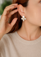 Cargar imagen en el visor de la galería, ARETES FLOR PERLA
