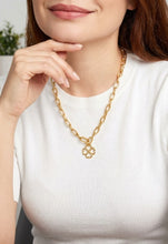 Cargar imagen en el visor de la galería, COLLAR TREBOL DORADO

