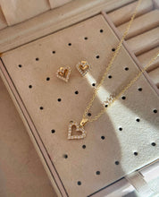 Cargar imagen en el visor de la galería, CADENA + ARETES CORAZON CRISTALES

