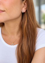 Cargar imagen en el visor de la galería, CADENA + ARETES CORAZON CRISTALES

