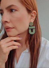 Cargar imagen en el visor de la galería, ARETES OLIVA

