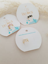 Cargar imagen en el visor de la galería, EARCUFF CORAZONES BLANCOS
