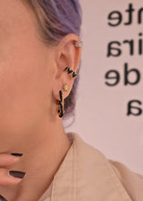 Cargar imagen en el visor de la galería, EARCUFF CORAZONES NEGROS
