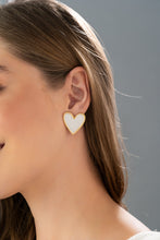 Cargar imagen en el visor de la galería, ARETES CORAZON PERLADO
