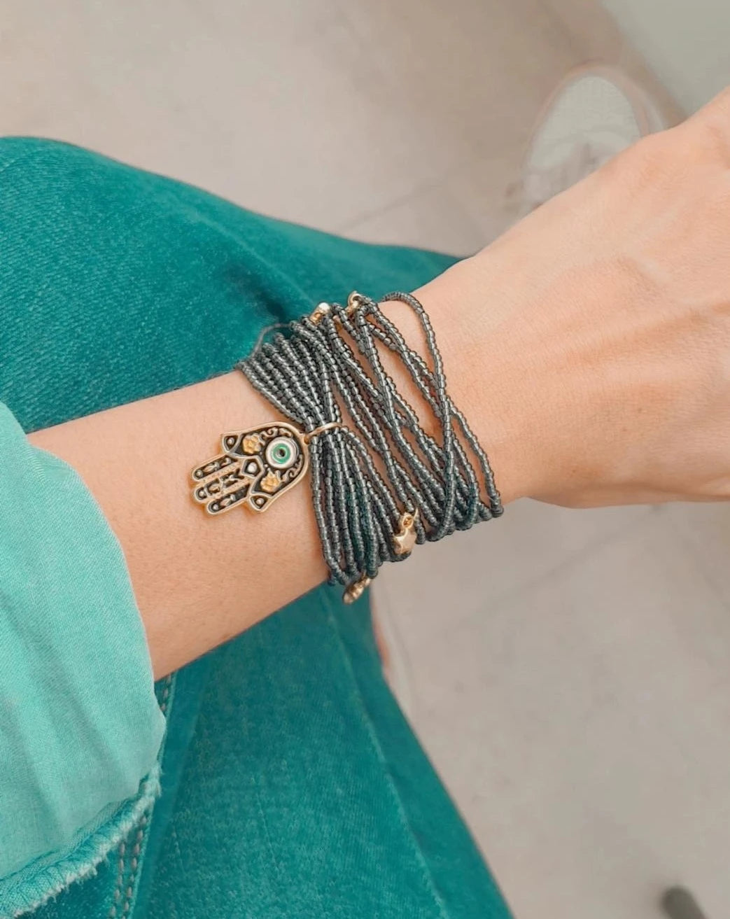 PULSERA GRIS MANO HAMSA
