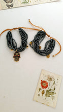 Cargar imagen en el visor de la galería, PULSERA GRIS MANO HAMSA
