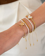 Cargar imagen en el visor de la galería, PULSERA BEIGE FLOR CORAZÓN
