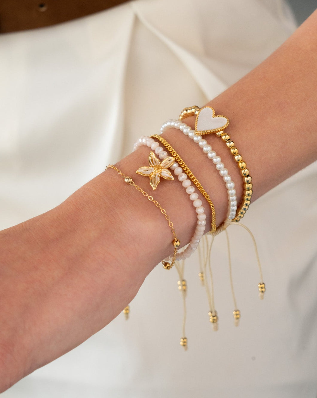 PULSERA BEIGE FLOR CORAZÓN