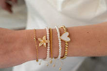 Cargar imagen en el visor de la galería, PULSERA BEIGE FLOR CORAZÓN
