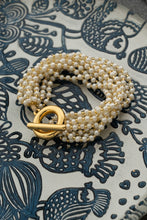 Cargar imagen en el visor de la galería, PULSERA PERLAS ARO DORADO
