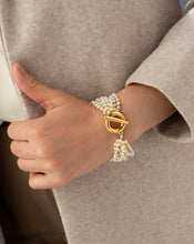 Cargar imagen en el visor de la galería, PULSERA PERLAS ARO DORADO
