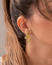 Cargar imagen en el visor de la galería, ARETES CORAZONES
