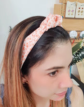 Cargar imagen en el visor de la galería, Nuestras balacas son en tela largas de aprox. 12 * 135 cms, crea moños y varias estilos fácil y rápido  con este diseño.  Aquí puedes ver como usarla:   MUCHAS FORMAS DE USAR TU BALACA 👈   *Envíos gratis por compras superiores a 99,000 💛 @liliarce_accesorios
