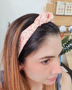 Nuestras balacas son en tela largas de aprox. 12 * 135 cms, crea moños y varias estilos fácil y rápido  con este diseño.  Aquí puedes ver como usarla:   MUCHAS FORMAS DE USAR TU BALACA 👈   *Envíos gratis por compras superiores a 99,000 💛 @liliarce_accesorios
