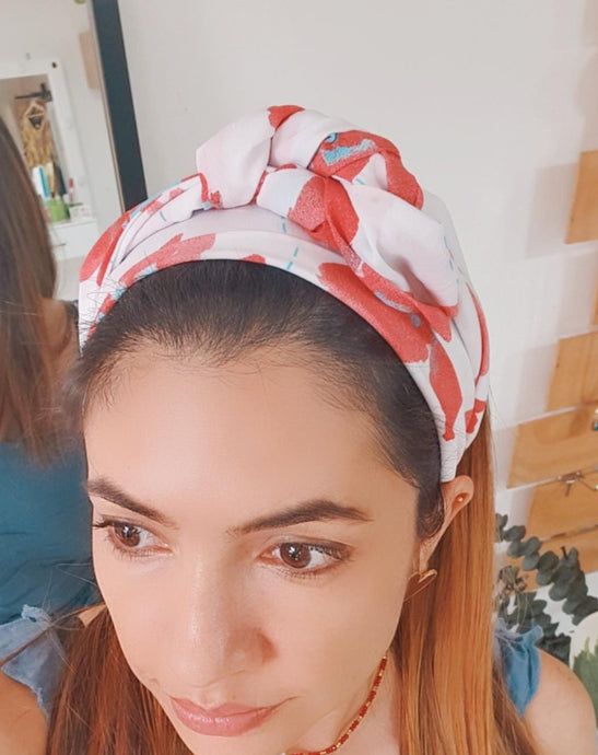 Nuestras balacas son en tela largas de aprox. 12 * 135 cms, crea moños y varias estilos fácil y rápido  con este diseño.  Aquí puedes ver como usarla:   MUCHAS FORMAS DE USAR TU BALACA 👈   *Envíos gratis por compras superiores a 99,000 💛 @liliarce_accesorios