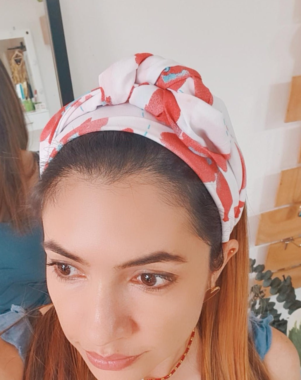 Nuestras balacas son en tela largas de aprox. 12 * 135 cms, crea moños y varias estilos fácil y rápido  con este diseño.  Aquí puedes ver como usarla:   MUCHAS FORMAS DE USAR TU BALACA 👈   *Envíos gratis por compras superiores a 99,000 💛 @liliarce_accesorios