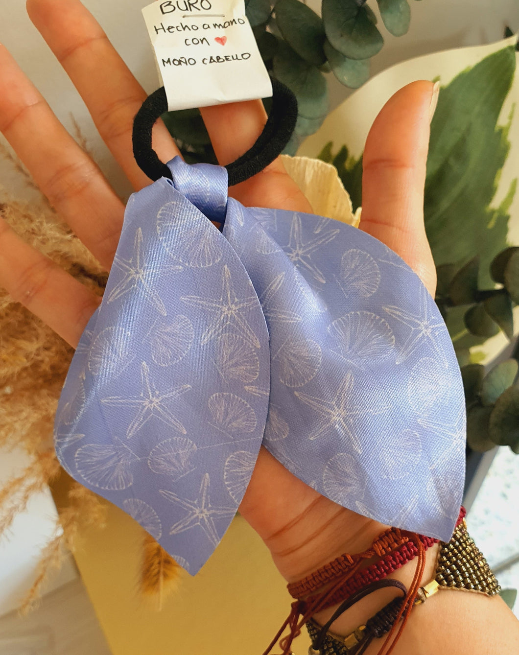 Moña en caucho con moño en tela para todos tus looks boho chic  *Envíos gratis por compras superiores a 99,000 💛 @liliarce_accesorios 